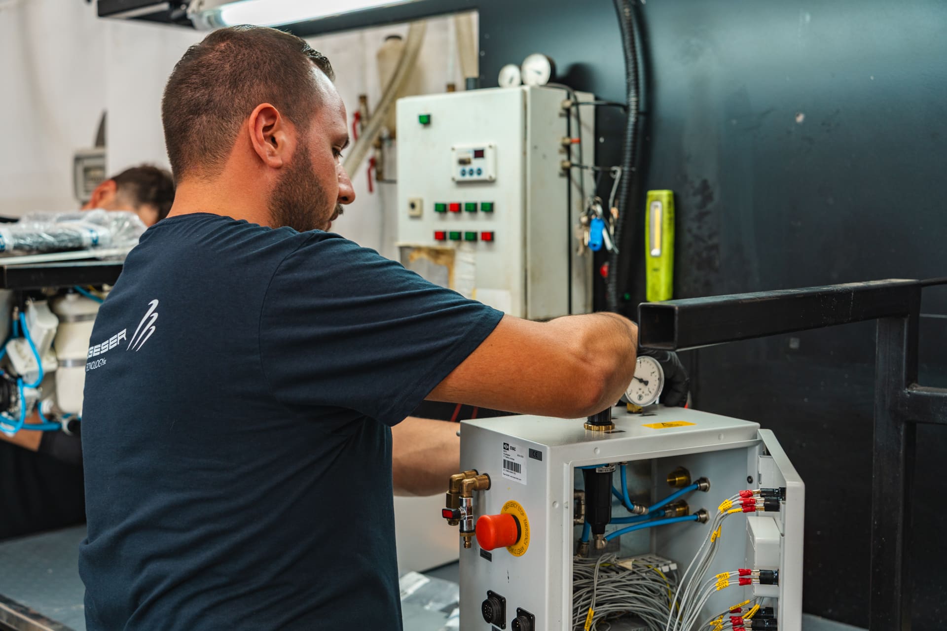 Tecnico Sogeser Technology durante un intervento specialistico